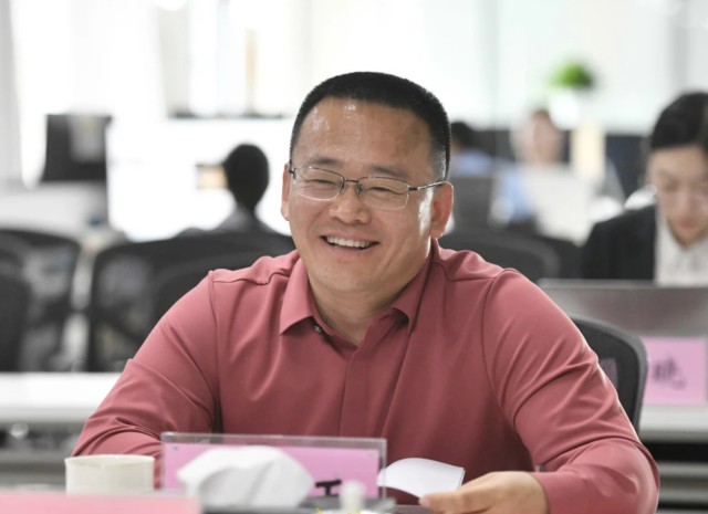 32亿元,实际控制人是窦宝森,窦勇父子,分别持有21.35%和38.