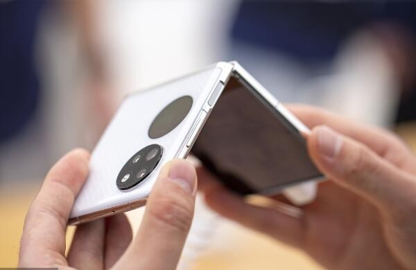 折叠手机屏幕出现故障华为售后要求消费者自费修屏幕