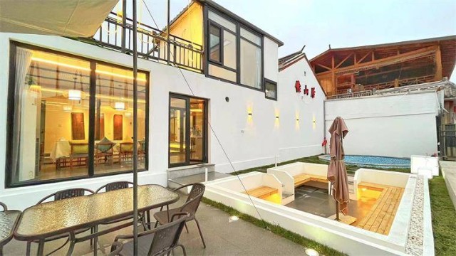 北京密云古北水镇怡山居民宿百年历史的老门板五星的环境恰到好处