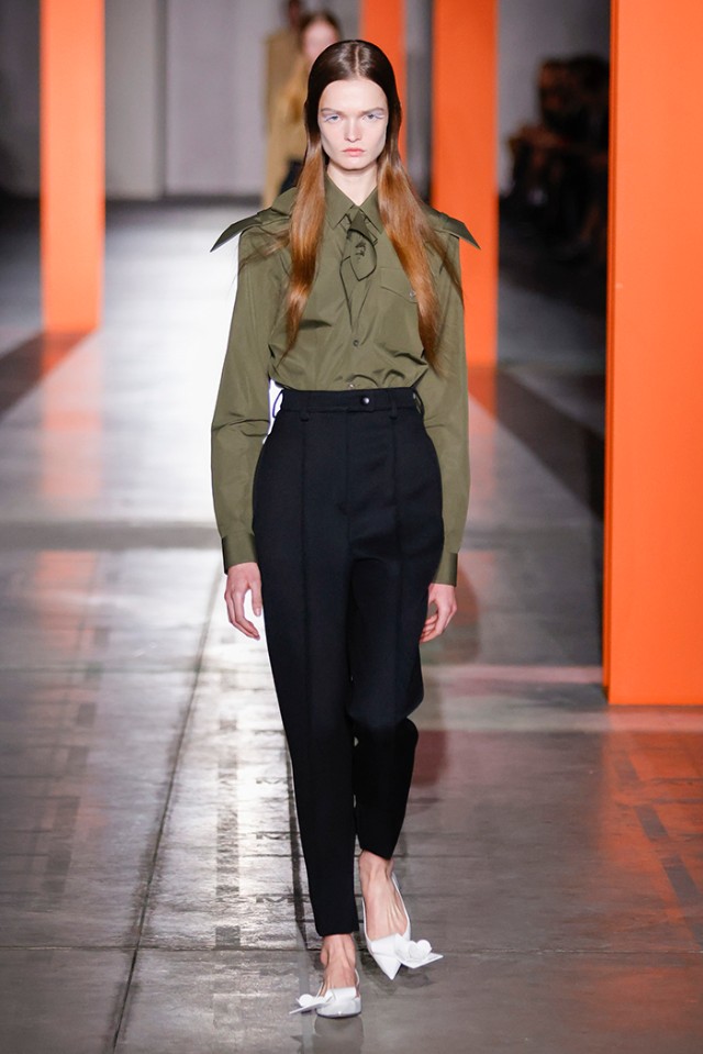 相较于过往色彩缤纷的系列,此次普拉达秀场上的色彩以平实的灰色,米色