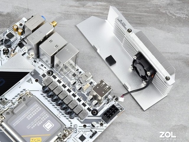 七彩虹cvnb760ifrozenwifiv20主板评测超高颜值白色小板