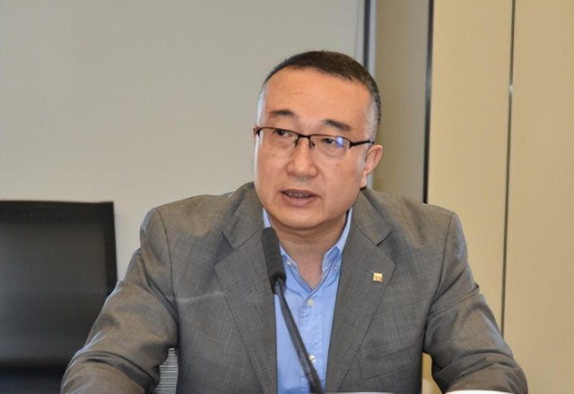 于海华润医疗的公告中称,成立兵因个人发展辞任,其职务分别由于海,宋