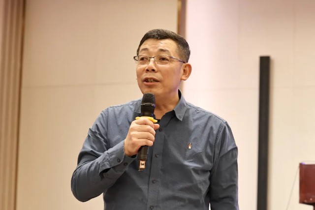 在本次会议上,东方国信总裁管连平强调:基础研发是东方国信稳立潮头的