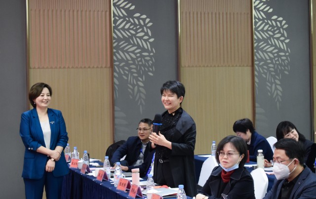 陶悦群博士分析了当前角膜塑形镜和眼视光行业发展态势,阐述了欧普康