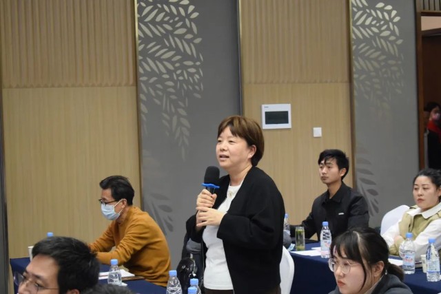 陶悦群博士分析了当前角膜塑形镜和眼视光行业发展态势,阐述了欧普康
