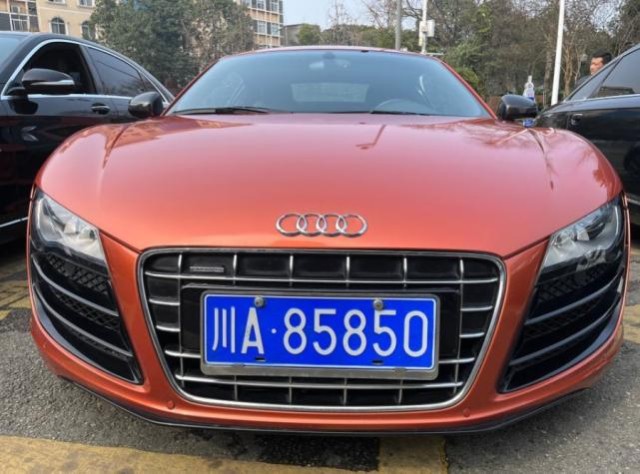 四川省眉山市一辆奥迪r8跑车将以40万起拍车牌为川a85850
