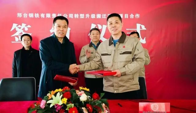 董事长张育明与山东墨龙执行董事,总经理李志信分别代表双方进行签约