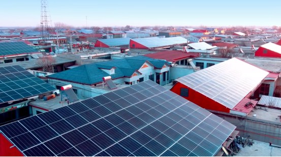 "平改坡"即把平屋面改造成坡屋面,使雨水积雪沿光伏板坡度下滑,从而