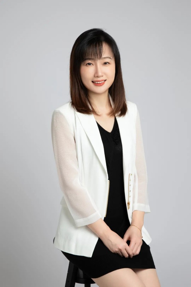 曾就职于银华基金管理有限公司,大成基金管理有限公司