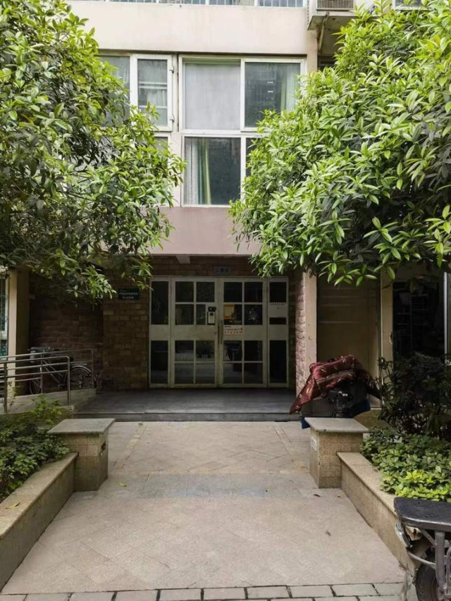 成都金牛区香山苑100平米套三58折97w起拍