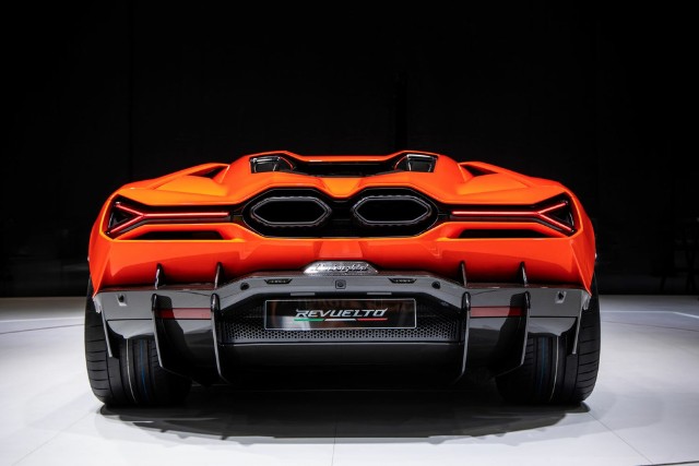 兰博基尼首款hpev高性能v12混合动力超级跑车revuelto迎来亚太首秀