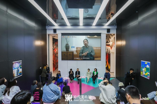 走在艺术前沿，赵燕女士用公共艺术作品为华熙LIVE528商圈增添艺术魅力_财富号_东方财富网
