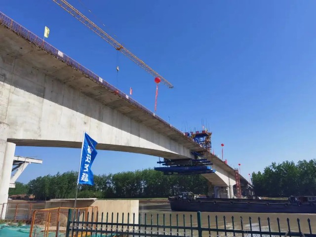 京杭运河特大桥悬浇箱梁顺利合龙