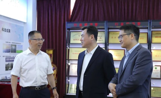 中国胶粘剂和胶粘带工业协会秘书长杨栩莅临硅宝考察