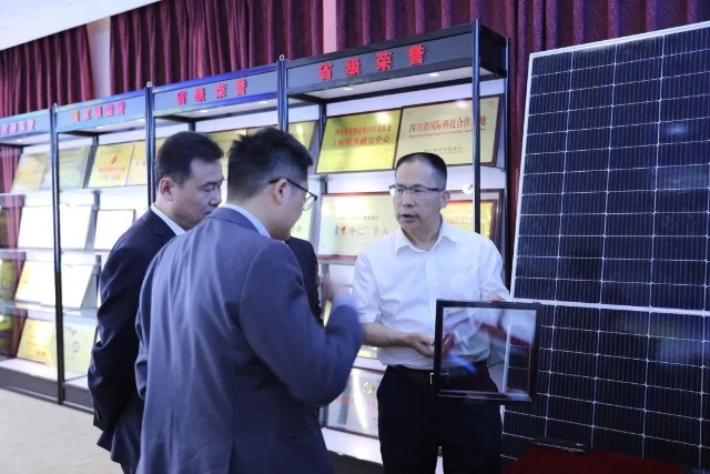 中国胶粘剂和胶粘带工业协会秘书长杨栩莅临硅宝考察