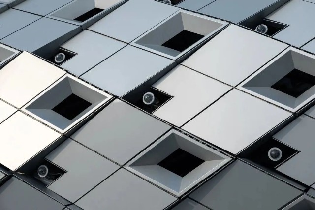 210个节能导光筒将自然光线引进室内走进体育馆大厅便能体验美轮美奂