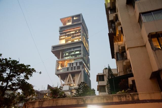 他是亚洲最牛富二代,卖石油赚下3400亿,70亿建世界最大豪宅却不住