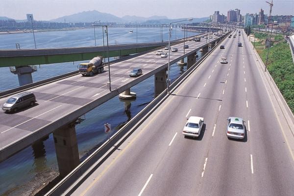 国内高速奇景慢车道的在超车快车道慢悠悠是什么造成的