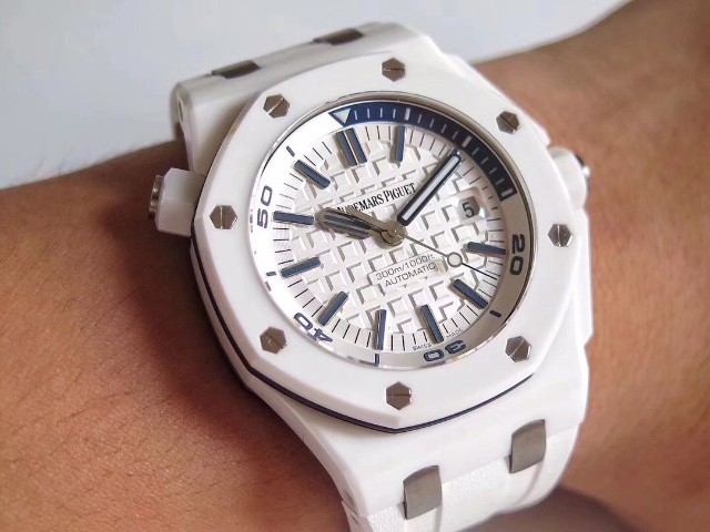 jf爱彼15707皇家橡树离岸型ap系列白陶瓷潜水腕表细腻且成熟