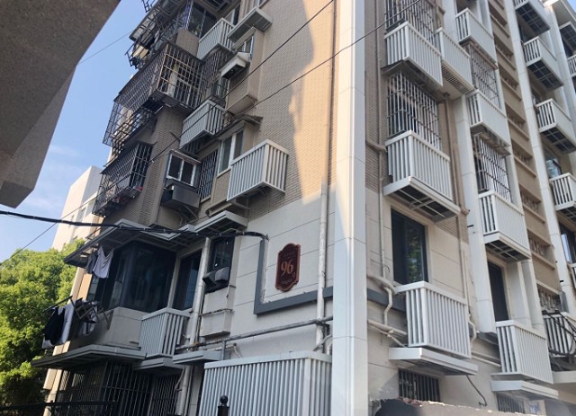 而像匡芦新村这样的小区,基本谈不上门禁,小区门口有值班人员负责量