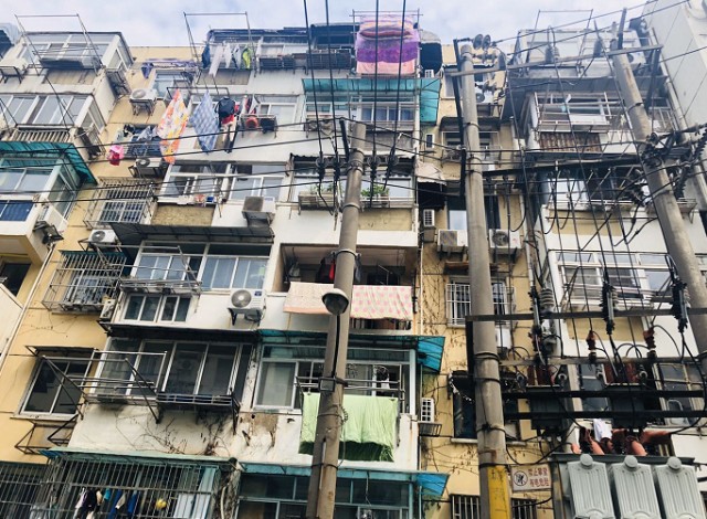 而像匡芦新村这样的小区,基本谈不上门禁,小区门口有值班人员负责量