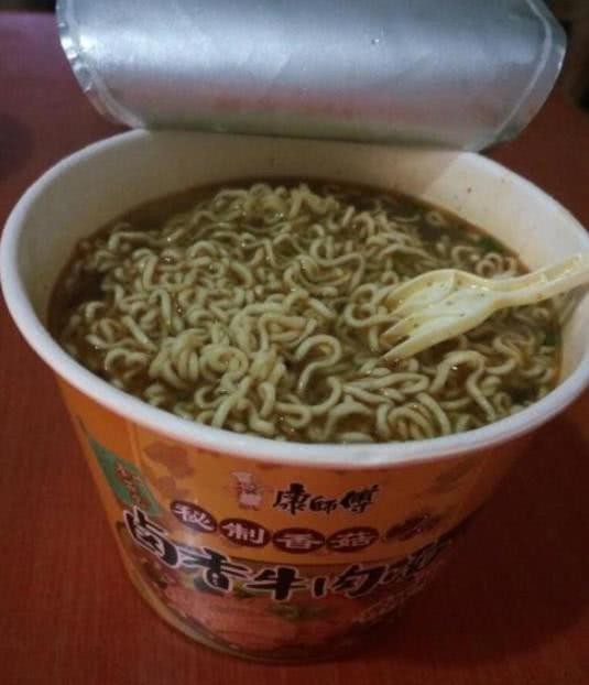 后来我才知道那个不一样的酒瓶的名字叫做龙舌兰莱伊酒925