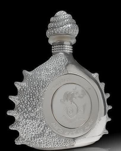 后来我才知道那个不一样的酒瓶的名字叫做龙舌兰莱伊酒925