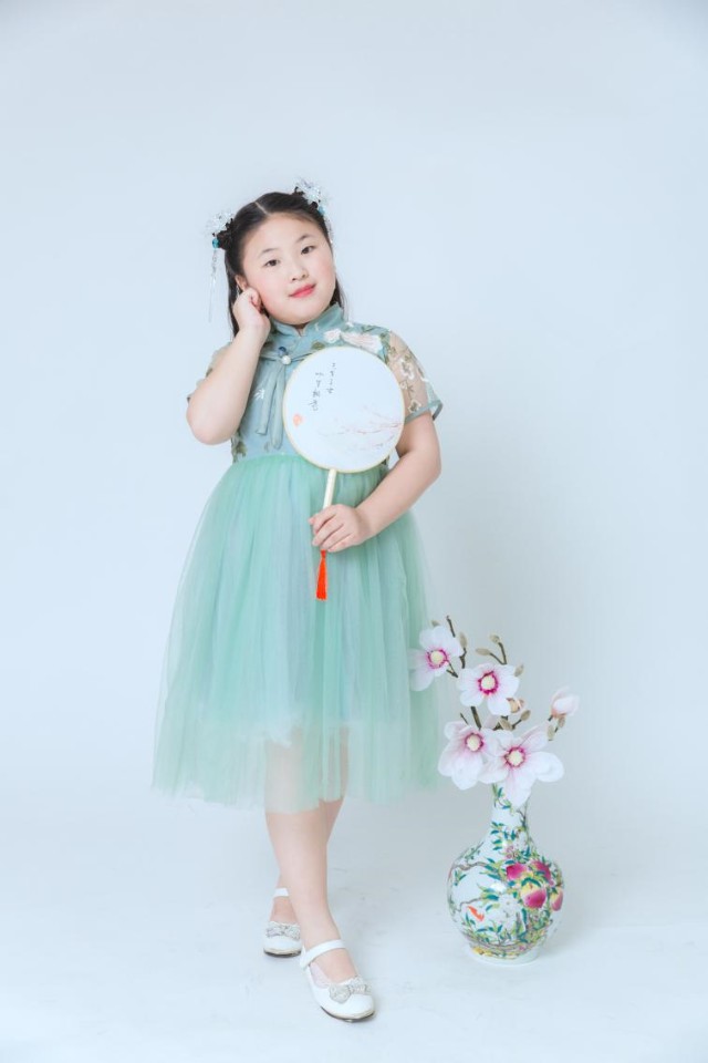 上海小歌手王婉卿演唱永不缺席献给战疫奉献的白衣天使