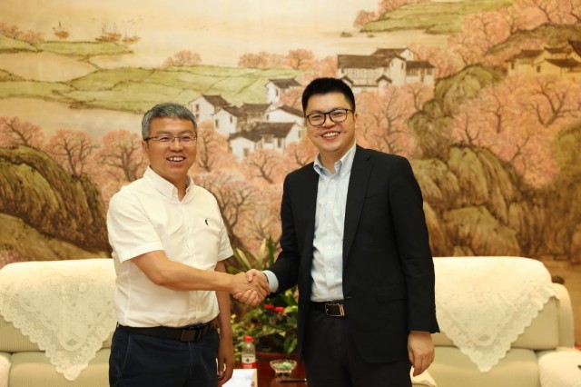 酒业家获悉,朱伟已与苏州亨通集团董事崔巍签订经销合同.