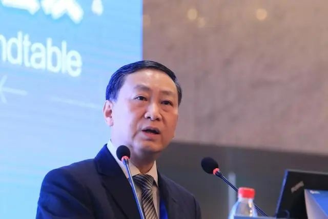 上海徐汇区中心医院执行院长朱福说,互联网医院普遍呈现"外热内凉"的