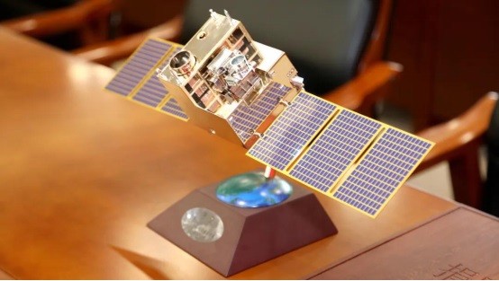 量子通信"墨子号"卫星模型(图源:徽商传媒)李西廷校友,1976年毕业于