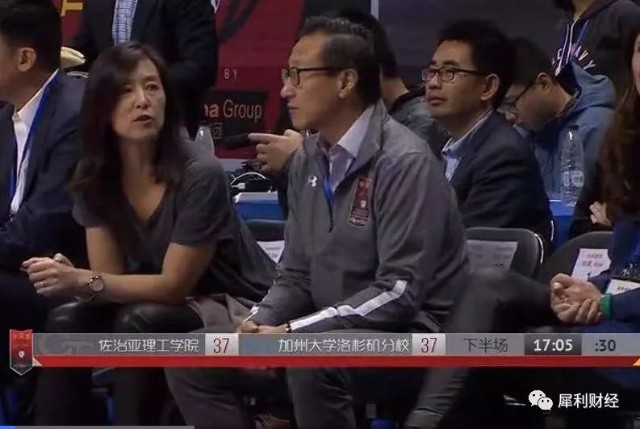 而蔡崇信的太太吴明华(clara wu),也是地道的篮球爱好者