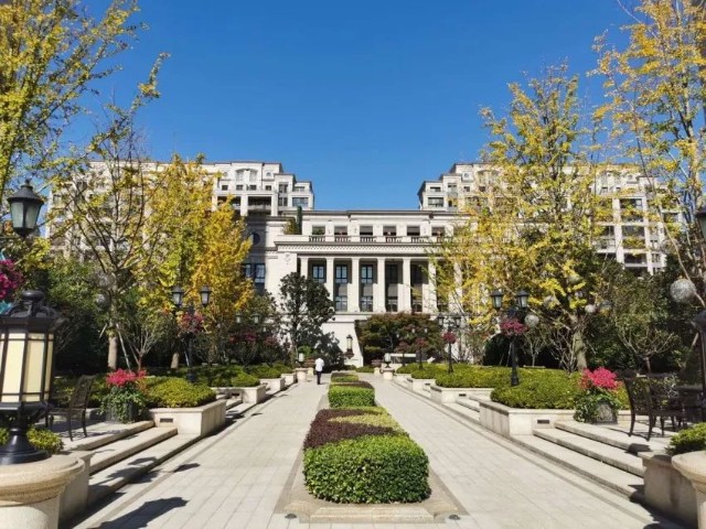 今天,李佳琦拿到上海户口,终于可以"名正言顺"上海买房了_财富号_东方