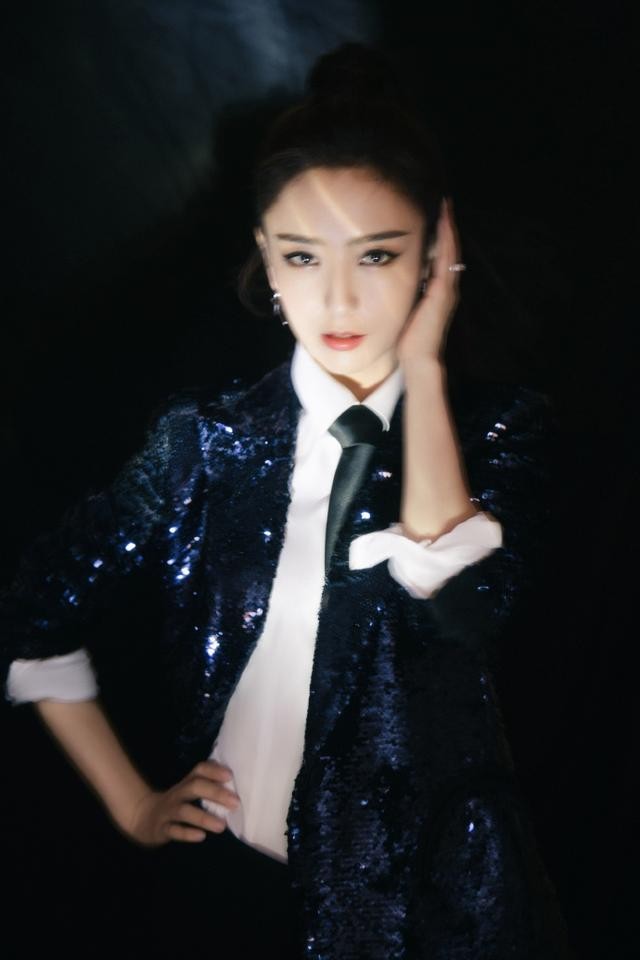 佟丽娅亮片西装搭热裤秀笔直美腿高马尾侧颜精致