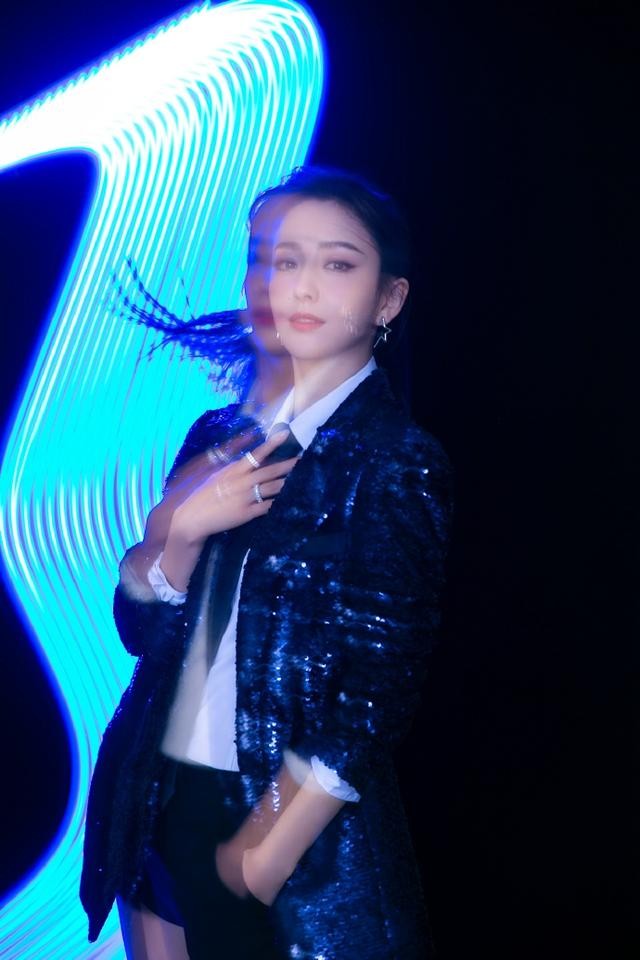 佟丽娅亮片西装搭热裤秀笔直美腿高马尾侧颜精致