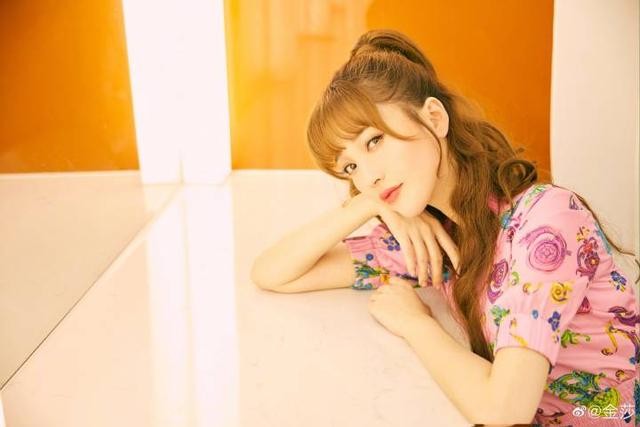 金莎晒金色卷发美照空气刘海搭粉色印花套装甜美可爱