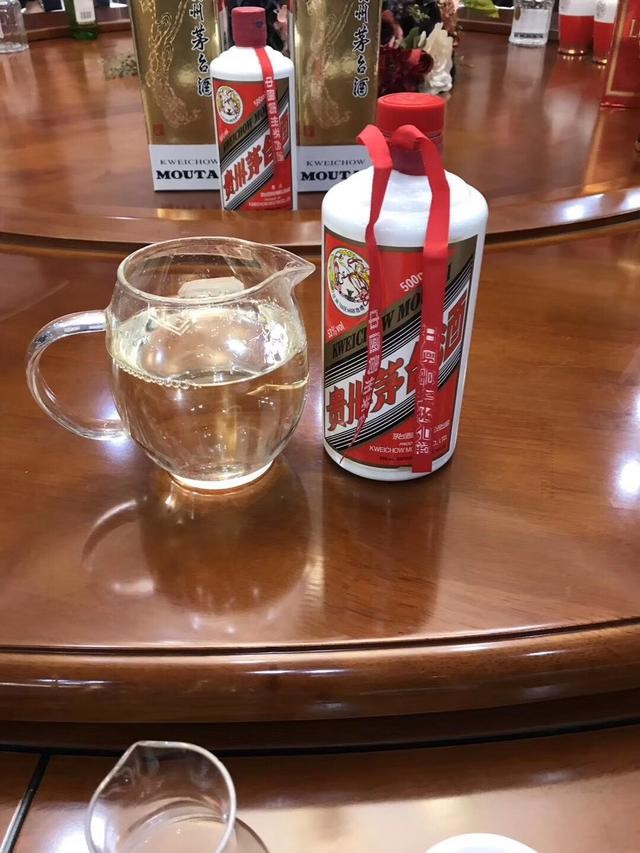 茅台酒从2000多回归到了1499:在遭受非议的路上,它得罪了谁?