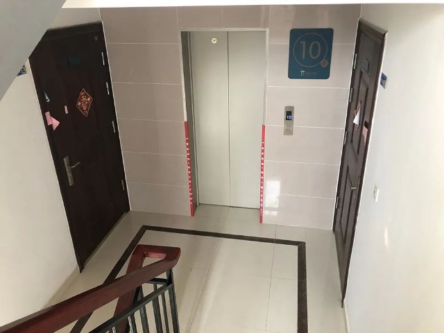 小洋房一梯两户,楼道干净整洁,一尘不染.