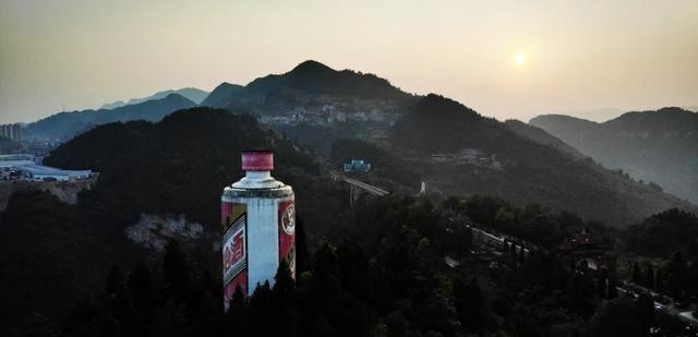 寻访市值2万亿的贵州茅台：一座小镇，一坛美酒