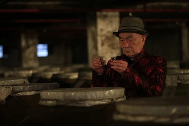 寻访市值2万亿的贵州茅台：一座小镇，一坛美酒