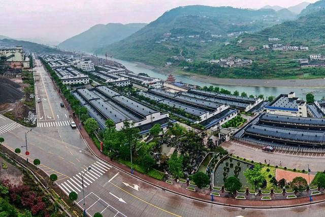 寻访市值2万亿的贵州茅台：一座小镇，一坛美酒
