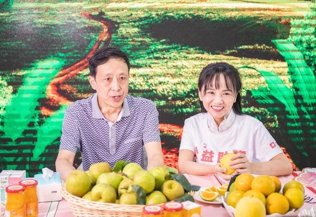 公主购黄寿仙援鄂助农,单场直播卖掉125吨"湖北水果"