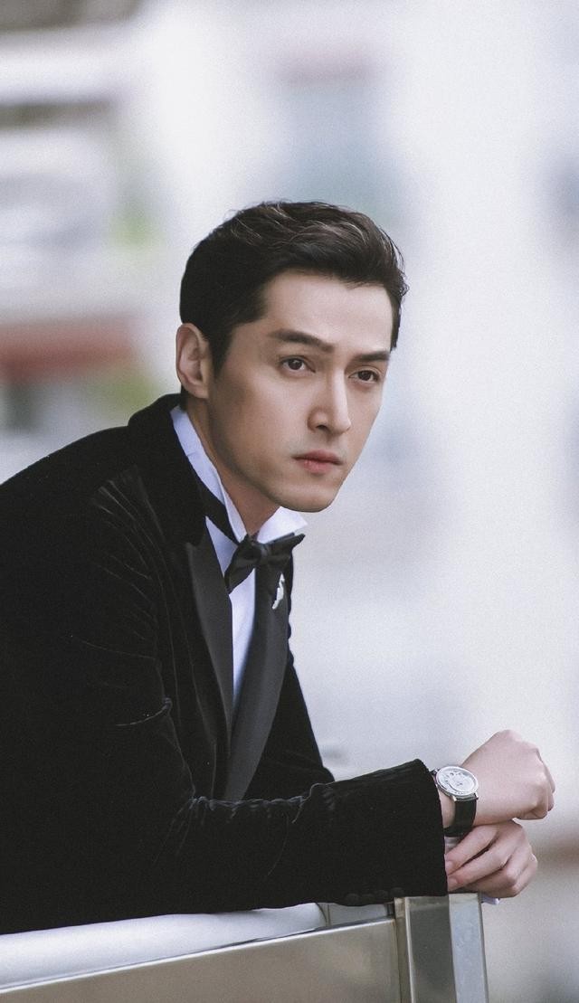 胡歌久违露面现身花园聚会梳背头穿白衬衫帅气有型