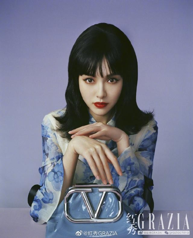 唐嫣产后首封演绎摩登复古青花瓷长裙齐刘海长发显魅力