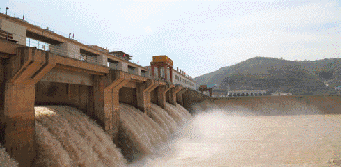 向北望去,奔腾不息,汹涌澎湃的黄河在天桥水电站面前瞬间温顺平和