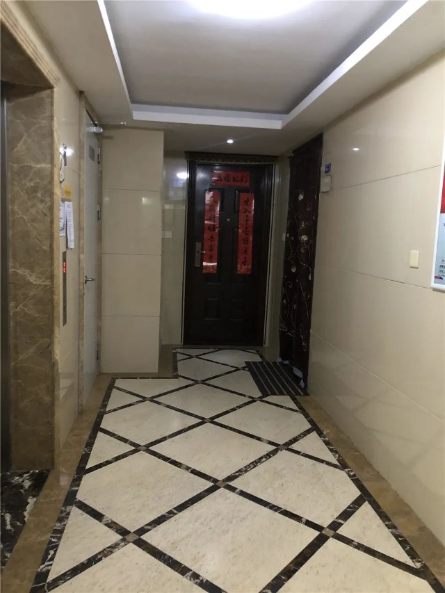 一梯两户,走廊宽度适中.大厅还是比较宽敞的,卫生做的很好.