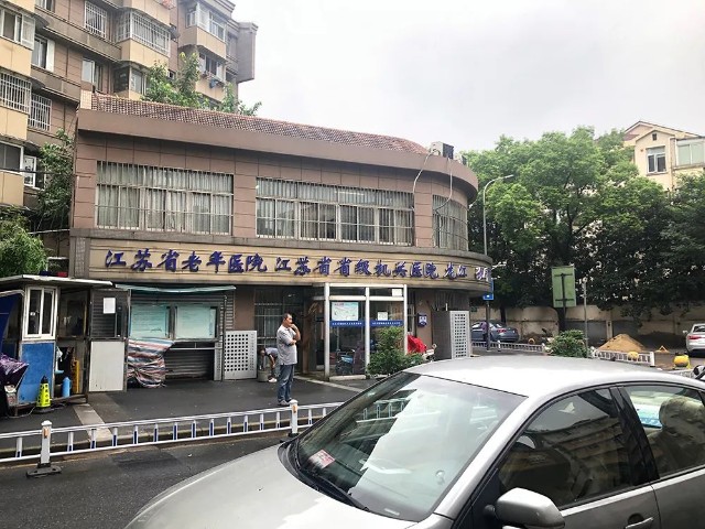 小区出门有龙江菜市场,龙江体育馆,新城市广场商业中心,社区医院等