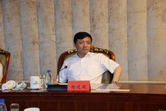 与来访的中国长城副总裁于海瀛,哈工大软件工程董事长刘玉山座谈,就