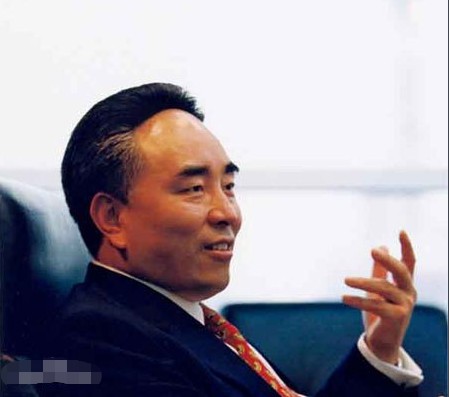 2007年,华晨汽车创始人仰融计划在美国重启造车梦,鉴于王晓麟在美国的