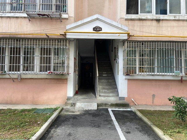 小区均是多层设计,因此都是楼梯房,比较遗憾的是小区单元门没有门禁.